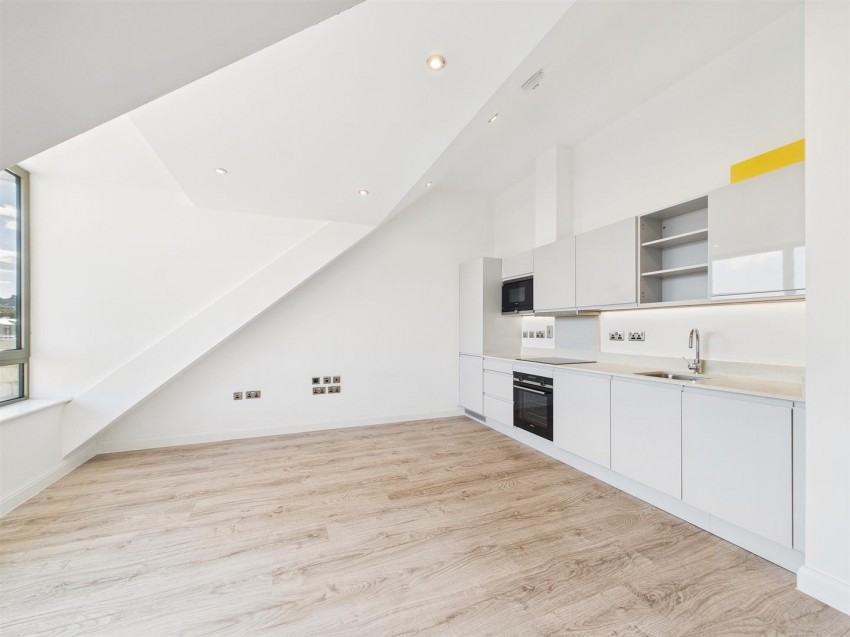 Flat 16 South Building, River View Court, Victoria Bridge Road, Bath, BA1 3FA