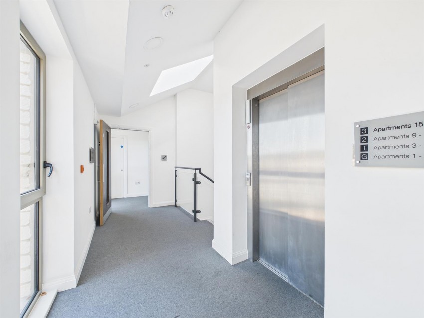 Flat 16 South Building, River View Court, Victoria Bridge Road, Bath, BA1 3FA