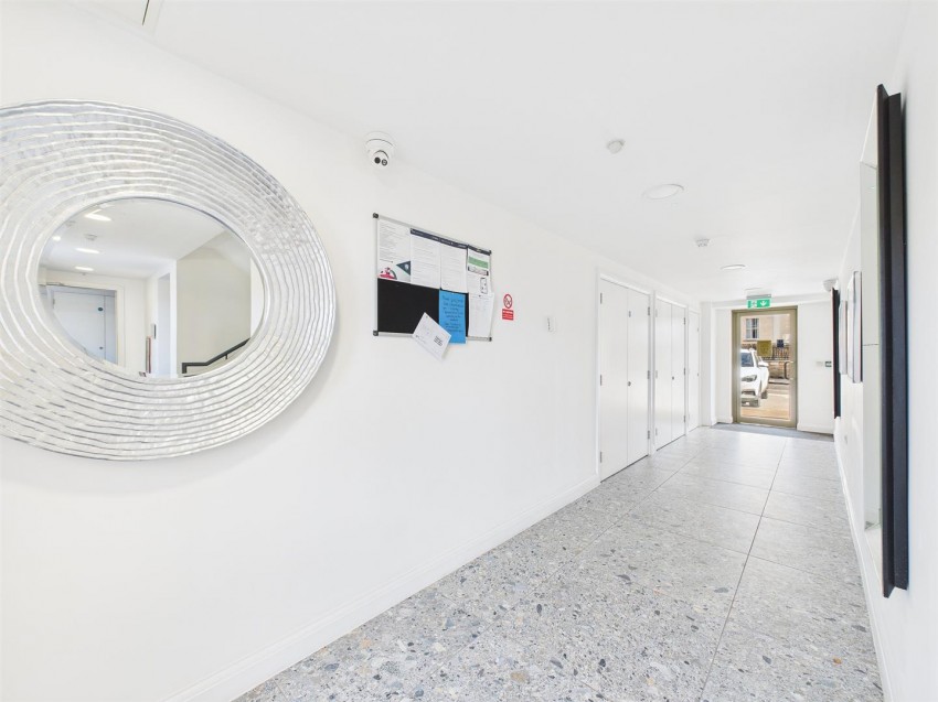 Flat 16 South Building, River View Court, Victoria Bridge Road, Bath, BA1 3FA