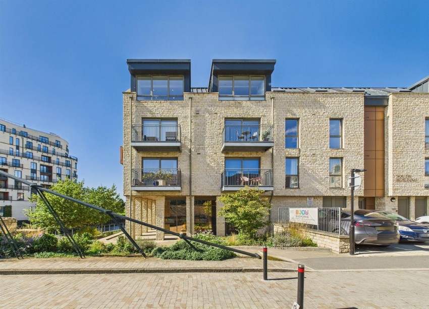 Flat 16 South Building, River View Court, Victoria Bridge Road, Bath, BA1 3FA