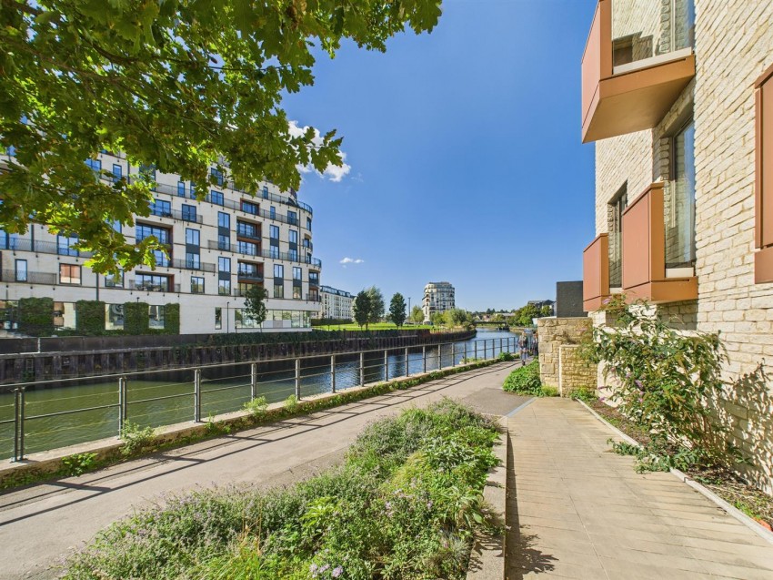 Flat 16 South Building, River View Court, Victoria Bridge Road, Bath, BA1 3FA