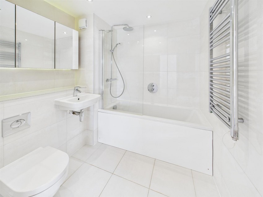 Flat 16 South Building, River View Court, Victoria Bridge Road, Bath, BA1 3FA