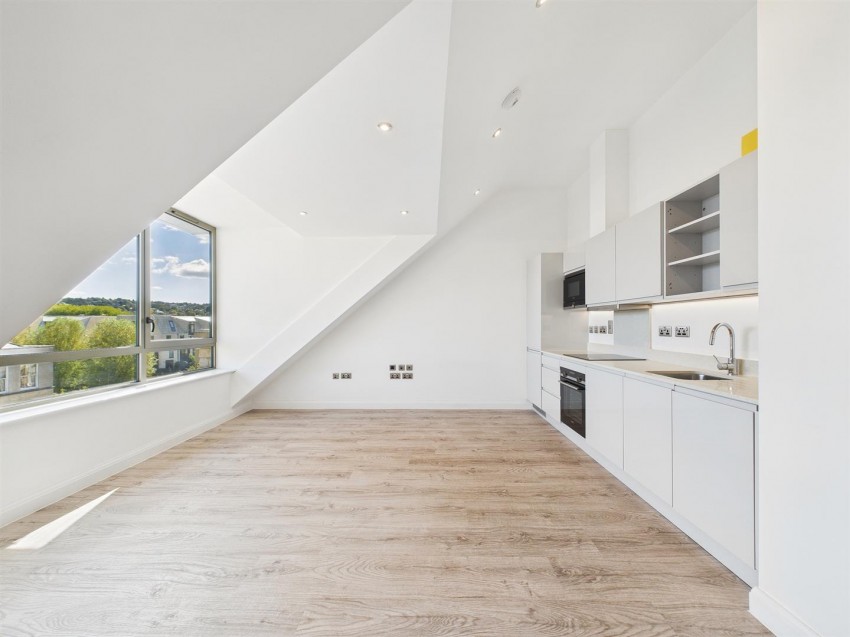 Flat 16 South Building, River View Court, Victoria Bridge Road, Bath, BA1 3FA