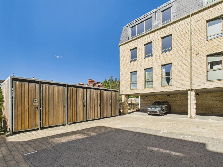 Flat 16 South Building, River View Court, Victoria Bridge Road, Bath, BA1 3FA