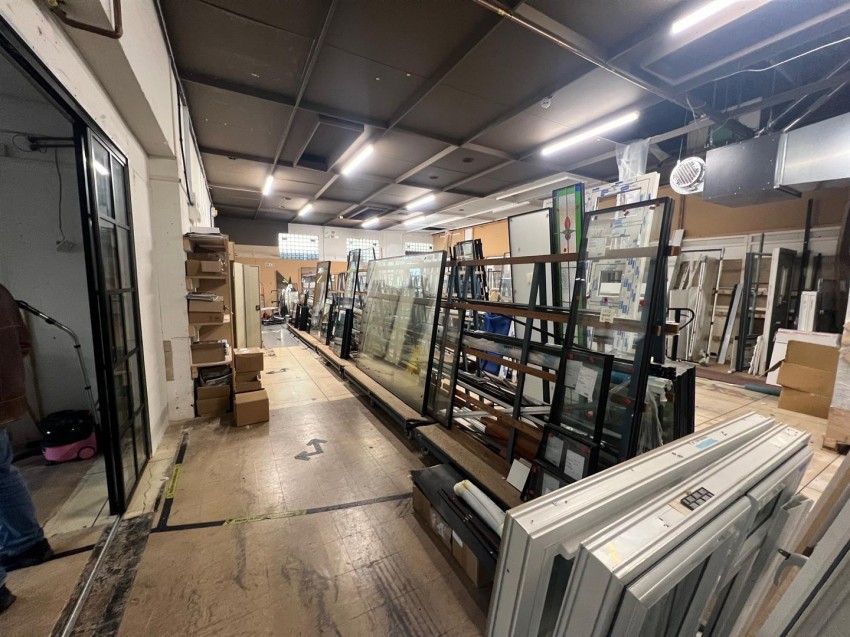 Images for Large Showroom/Unit in Mangotsfield