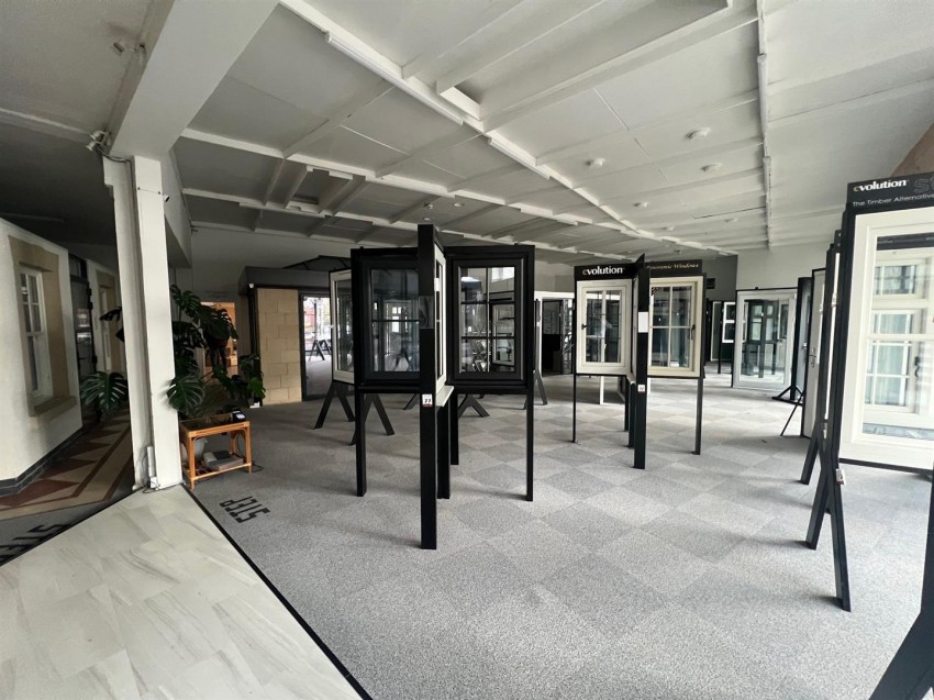 Images for Large Showroom/Unit in Mangotsfield