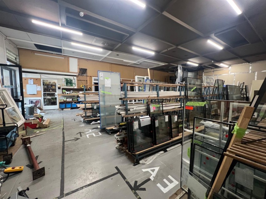 Images for Large Showroom/Unit in Mangotsfield