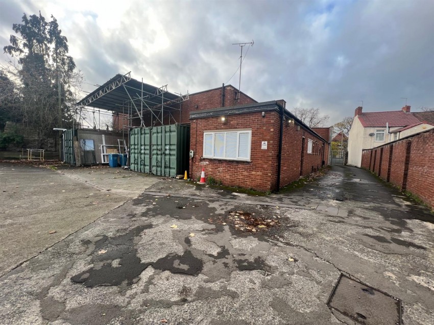 Images for Large Showroom/Unit in Mangotsfield