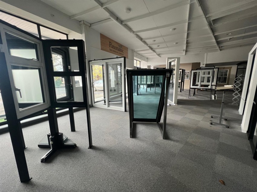 Images for Large Showroom/Unit in Mangotsfield