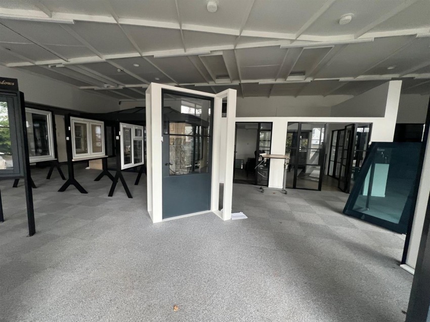 Images for Large Showroom/Unit in Mangotsfield