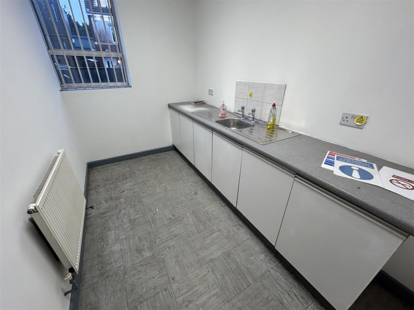 Images for Large Unit To Let in Kingswood, Bristol